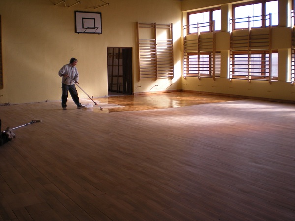 Interior del Gimnasio del CP Jos Ramn Villa - Trabajos de reparacin, lijado y barnizado de la tarima.